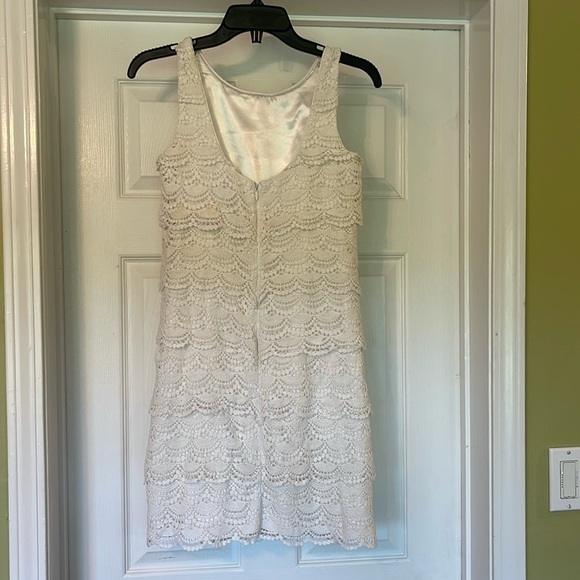 White Black House Market - Sleeveless Tiered Lace Shift Dress. Size 0 - Picture 2 of 4